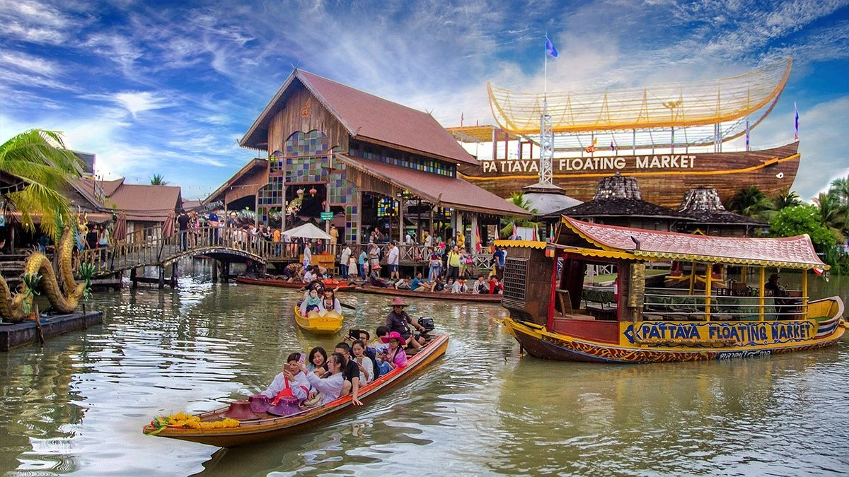 Experience Pattaya Floating Market